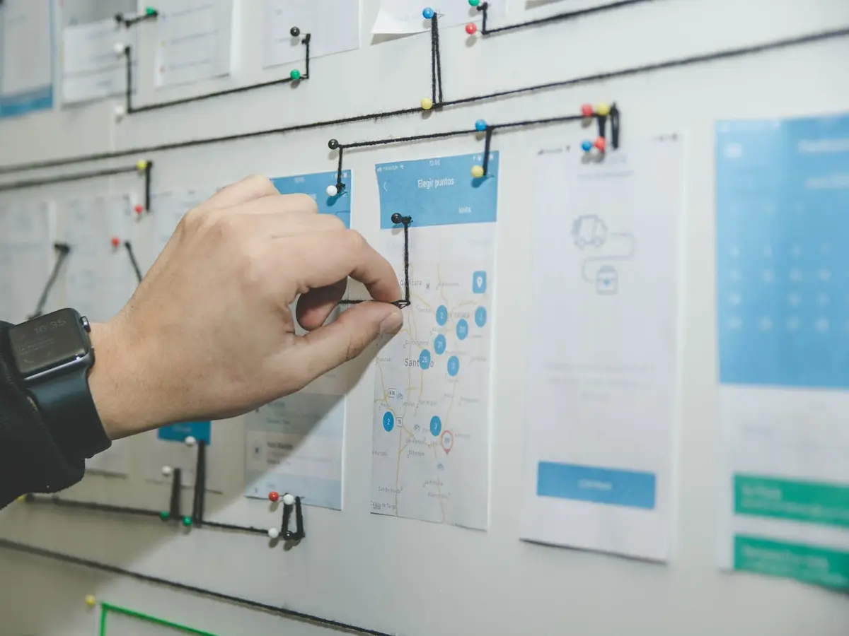 Person organizing a digital sales strategy